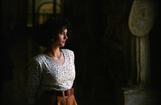 人物摄影_昏暗室内石质柱子前戴项链时尚装扮美女