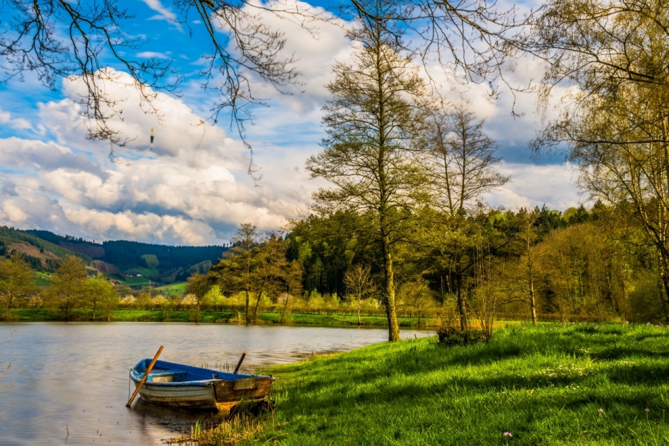 树下的小船停在河边靠在草地上自然风光美景