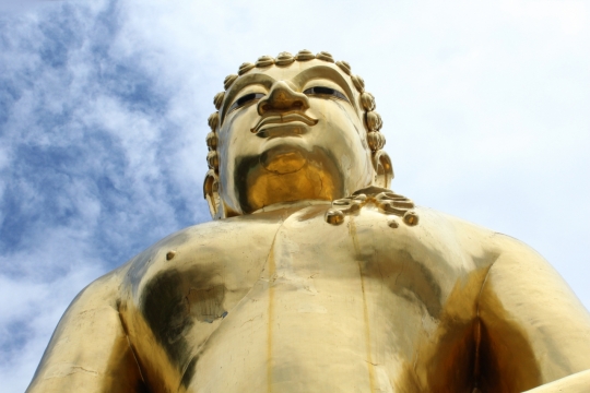 蓝色天空艺术金色大佛佛像仰拍