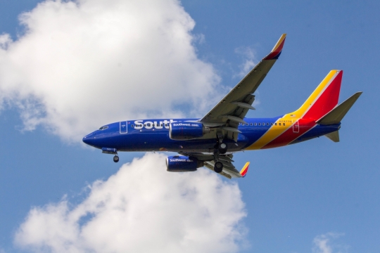 天空中飞行大型客机云彩阳光外景