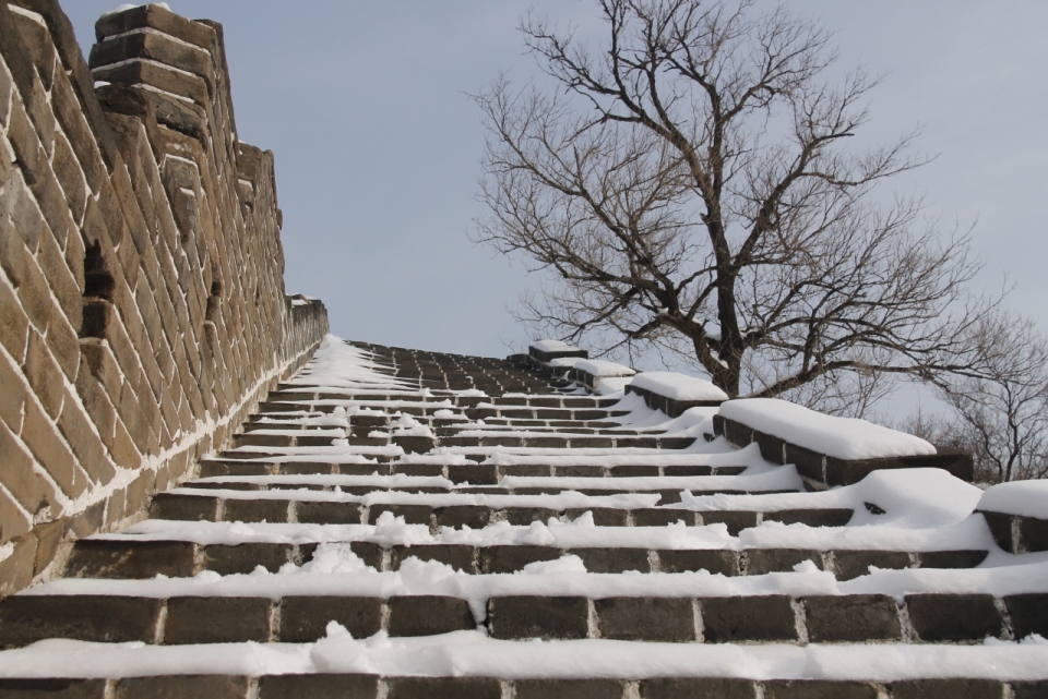 暴雪过后城墙台阶积雪美景