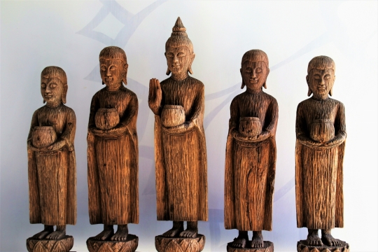 古老艺术木制佛像宗教雕刻塑像