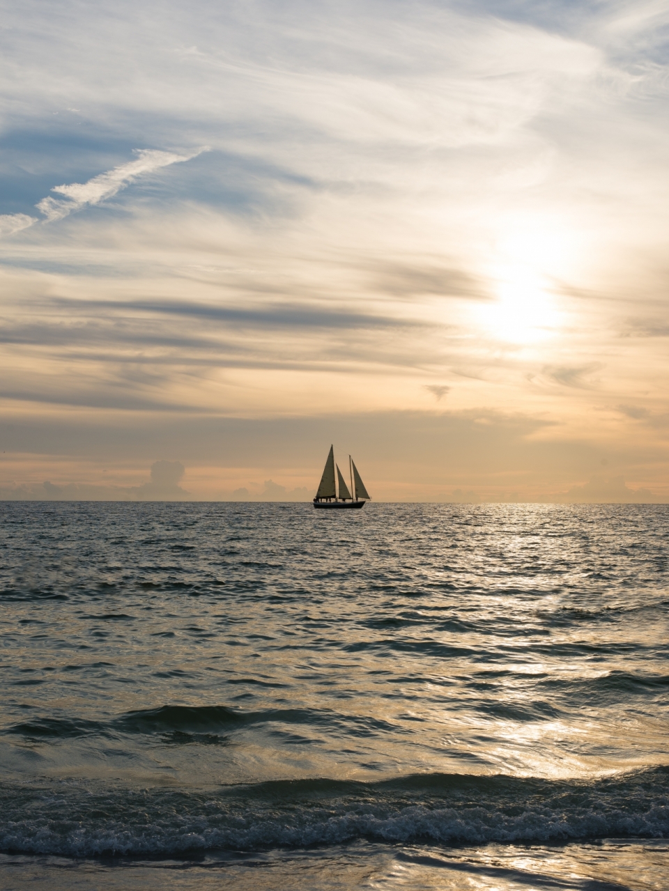 视线尽头海面航行帆船天空夕阳美景