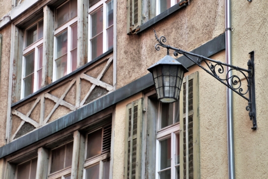 老旧街区房屋悬挂路灯怀旧风光