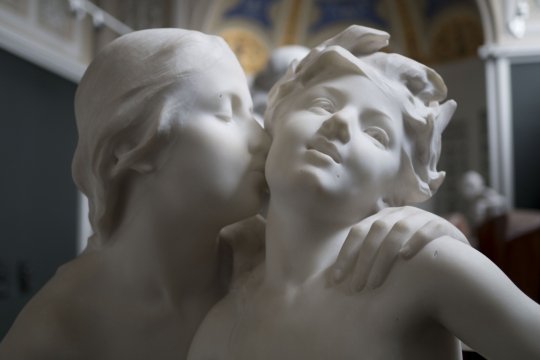 建筑室内白色艺术石质雕塑