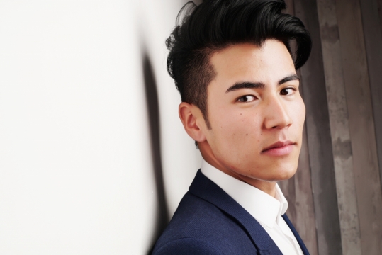 依靠在白色墙面的男子镜头特写摄影