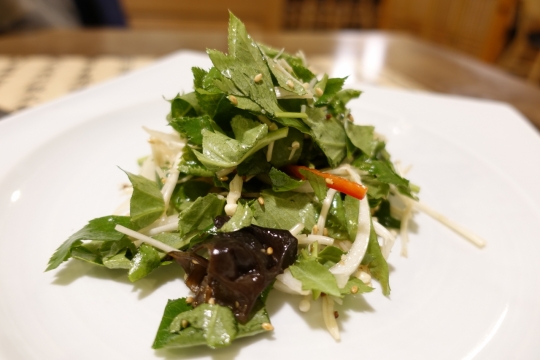 白色餐盘精致蔬菜沙拉开胃美食