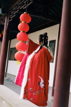 大红灯笼汉服豆蔻美女
