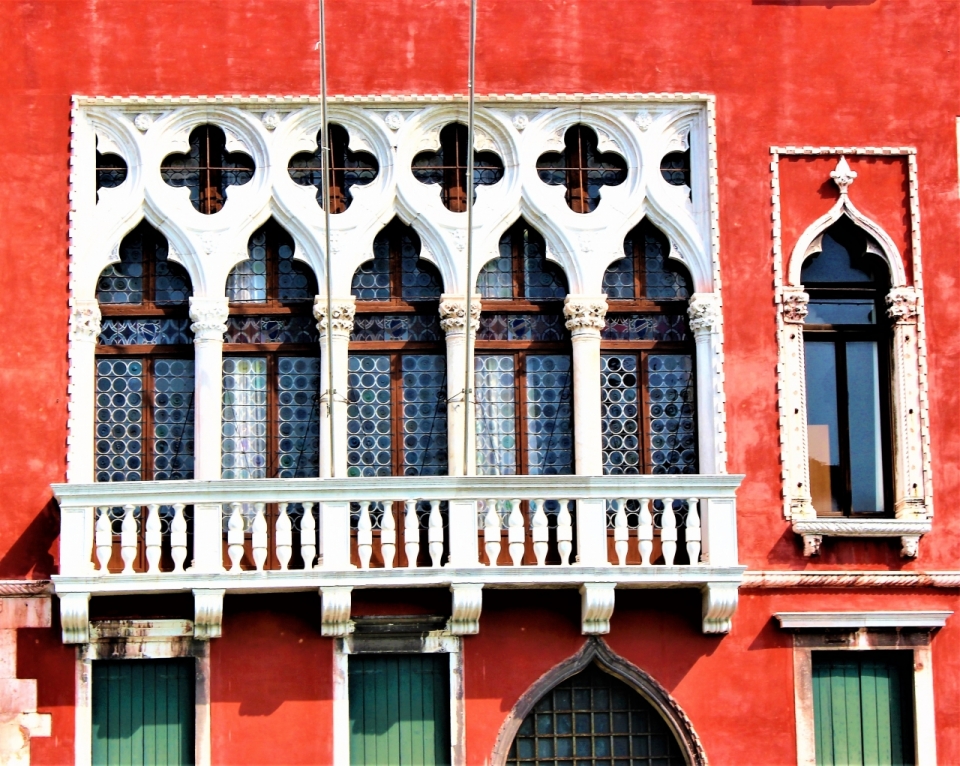 威尼斯文艺红色墙壁白色门窗建筑