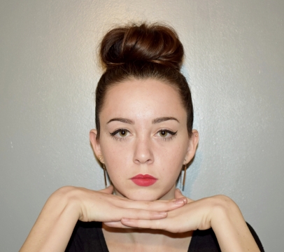 室内灰色背景托腮时尚女性模特