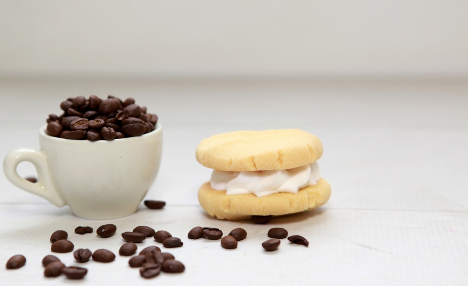 白色背景美味饼干甜点咖啡杯咖啡豆