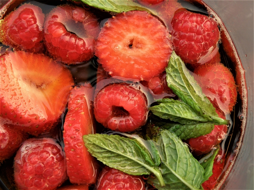 容器水浸泡红色新鲜美味树莓水果果实