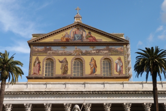 晴朗天空热带城市宫殿建筑外景