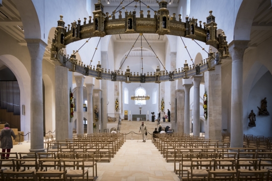 有着巨大圆形吊灯的华丽教堂