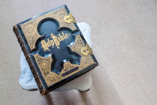 木制板凳嘿色封面古典文艺书本