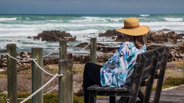 户外长椅上休息的女人感受自然风光高清桌面壁纸