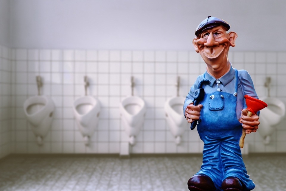 穿着牛仔裤的人偶在公共厕所里打扫卫生