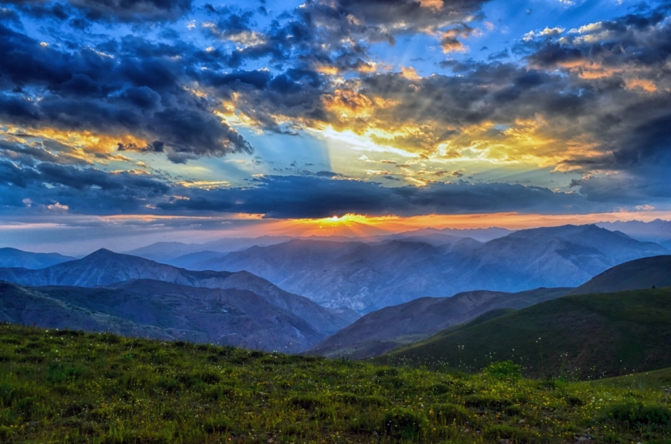 深山雨林上空漂浮云彩光照美景