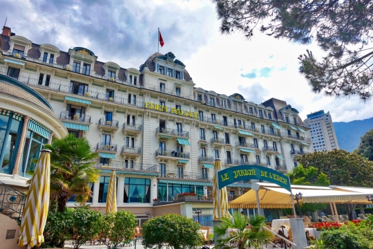 阳光蓝色天空城市街道古老建筑