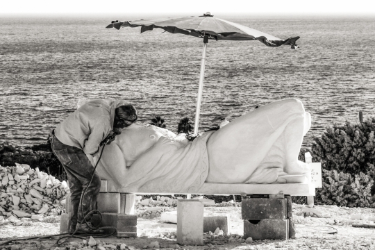 面朝大海雕刻石头的工匠艺人黑白风格摄影