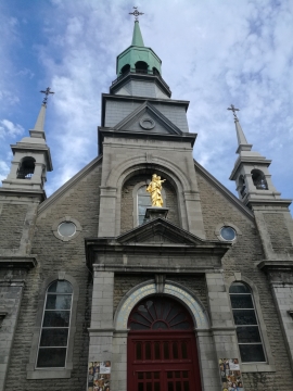 城市中一座庄严精致的小教堂