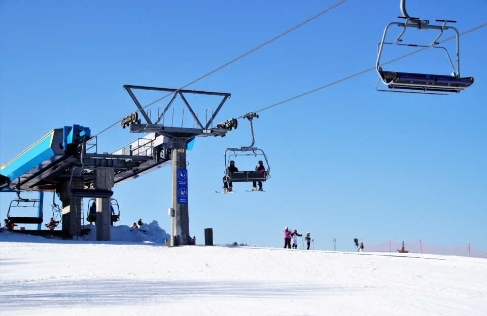 冬天寒冷晴朗蓝色天空下滑雪场观览车