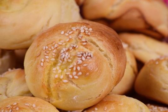 奶香四溢点缀芝麻烘烤面包点心