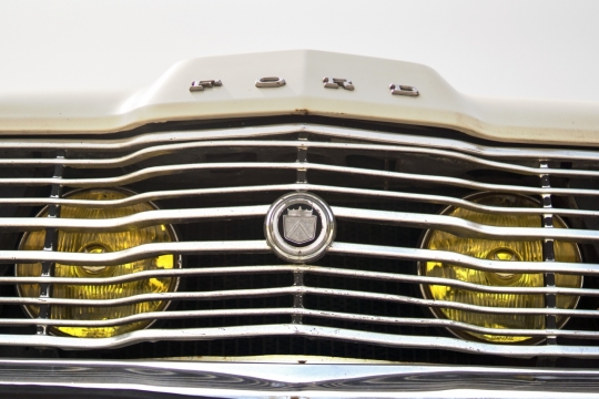 白色轿车保险杆前灯特写