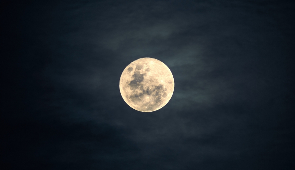 夜晚里天空中明亮的圆月摄影