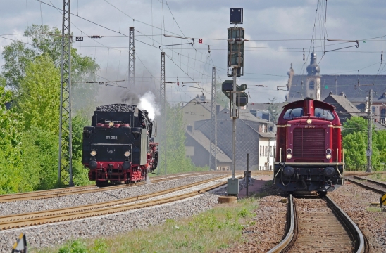 城外蜿蜒铁路火车头蒸腾雾气风光