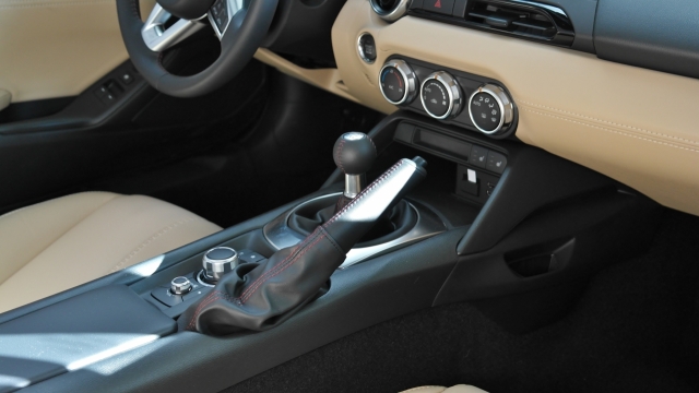 马自达汽车换挡器手刹控制器特写