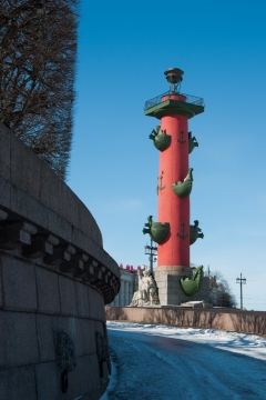 阳光蓝色天空冬天马路边红色塔