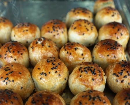 商店玻璃橱窗金属托盘新鲜美味蛋黄酥