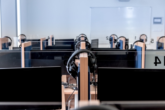 电脑娱乐室摆放整齐的电脑和耳机