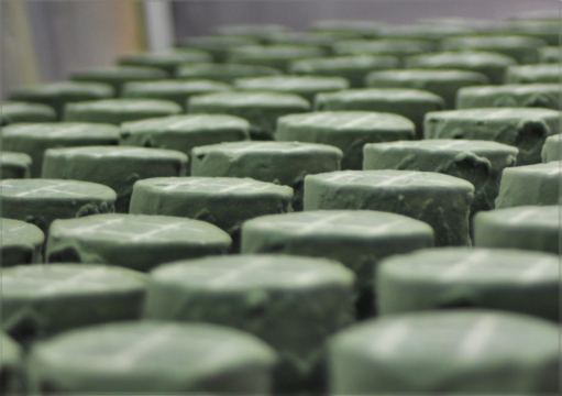 虚化背景工厂室内蓝色芝士发酵食品