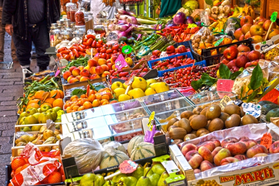 城市街道摊贩上新鲜美味彩色水果蔬菜