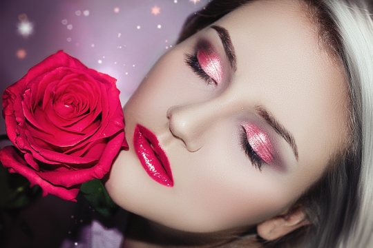 梦幻背景拿红色花朵时尚美女