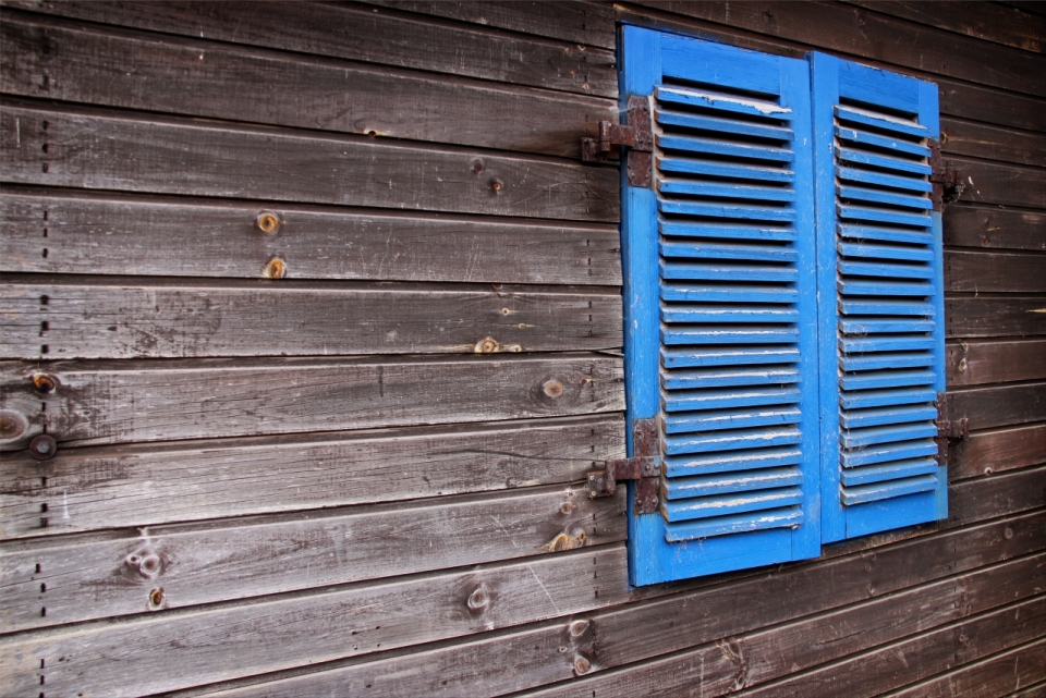 木板房屋蓝色窗户建筑外观