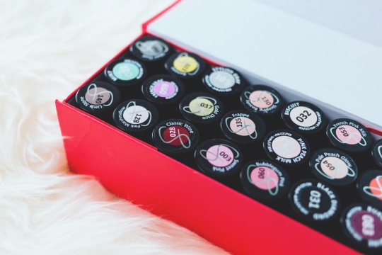 桌面盒子中未开封彩色化妆品