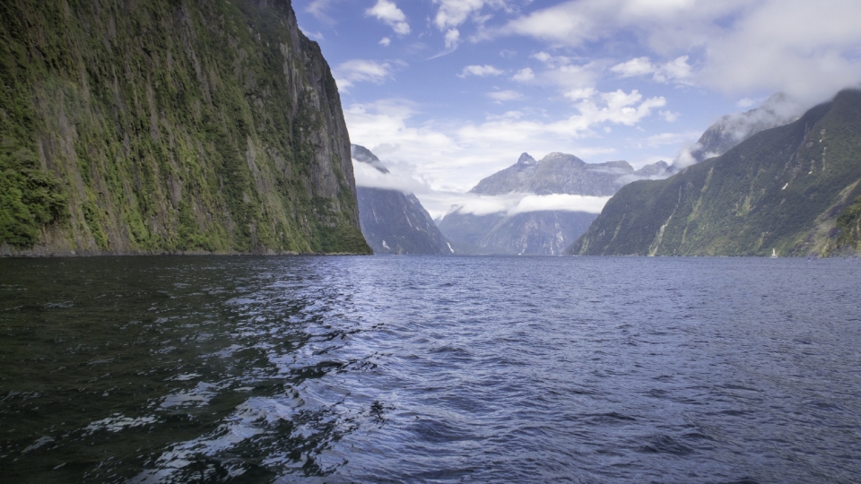 新西兰南岛米尔福德峡湾风景高清桌面壁纸
