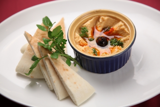 红色桌面白色盘子中新鲜美味蔬菜料理