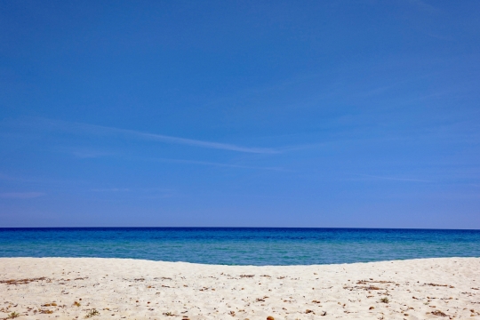 简约蓝色天空自然大海沙滩