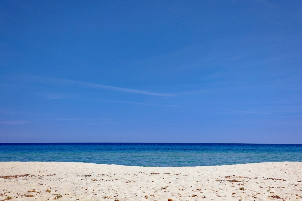 简约蓝色天空自然大海沙滩