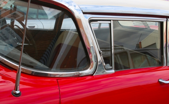 摄影入门_城市街道崭新红色豪华轿车