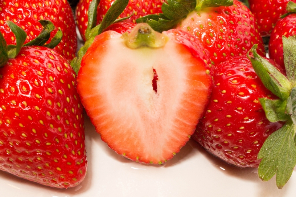 新鲜清洗过红色草莓水果特写