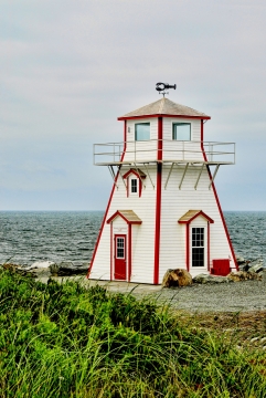 大海边白色木制小屋可爱风光