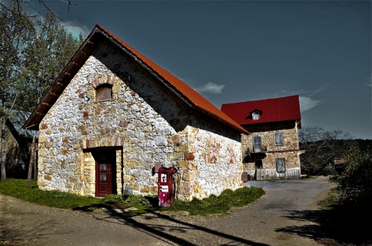 阴暗天空下石屋绿植风光美景