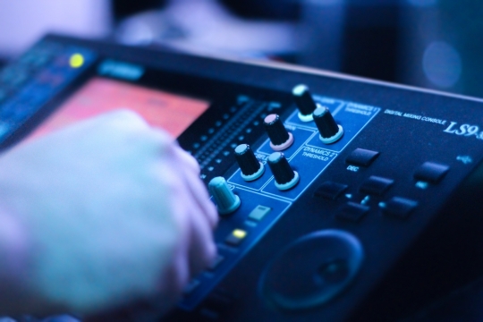 正在调音的人手部和调音机特写摄影