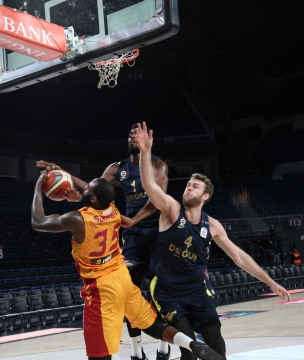 篮球场上两名正在防守的队员与正在进攻的队员