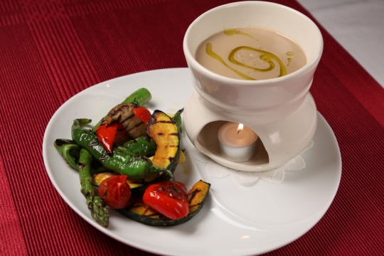 餐厅桌面红色桌布白色盘子浓汤蔬菜料理